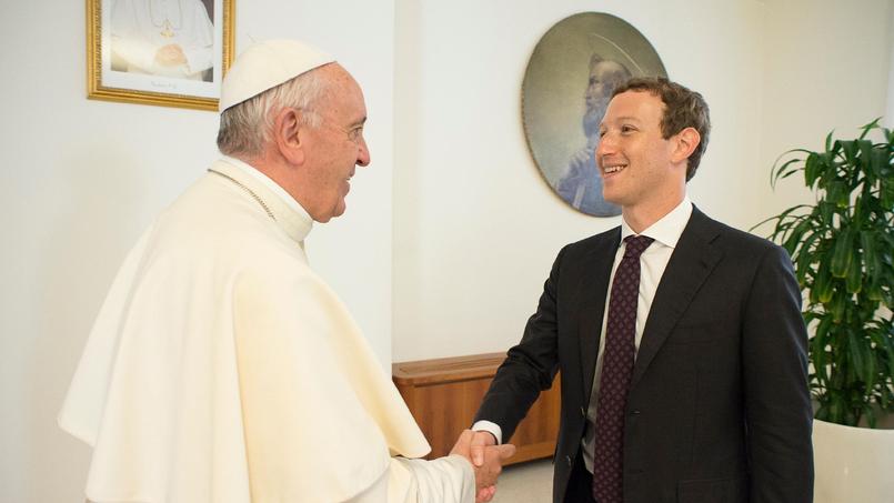 À l'occasion de cette rencontre, le PDG de Facebook a fait un cadeau particulier au souverain pontife: il lui a offert un drone.