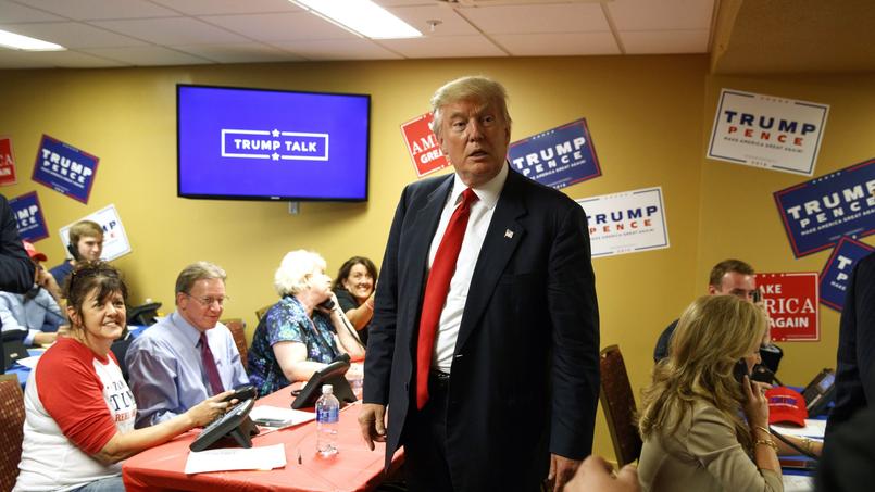 Donald Trump visite un centre d'appel à Ashville (Caroline du Nord).