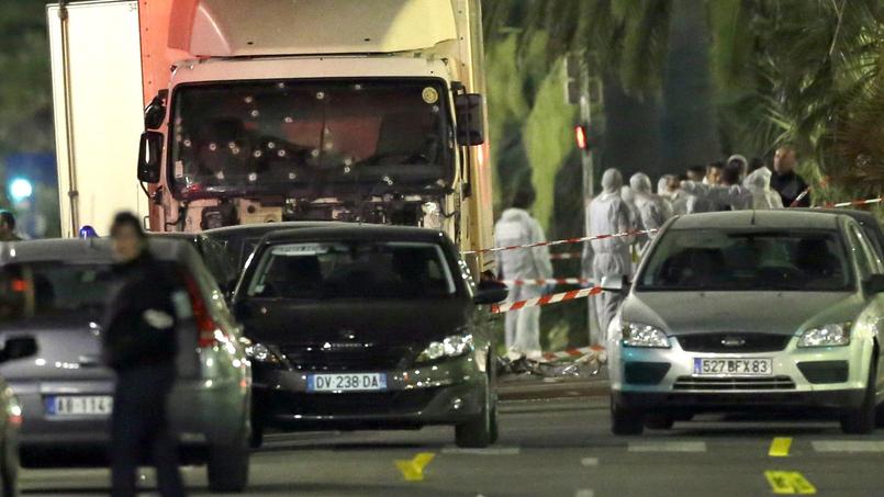Le camion, criblé de balles, utilisé lors de l'attentat du 14 juillet à Nice, sur la Promenade des Anglais.