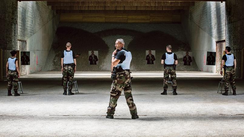 Des candidats de 18 à 30 ans participent à une séance de tir au camp de Beynes, dans les Yvelines, lors d'une formation pour devenir réservistes de la Gendarmerie Nationale.