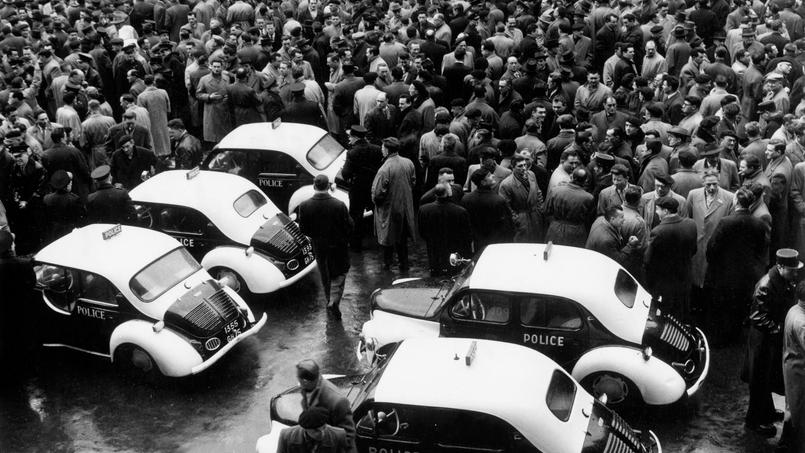 Les policiers manifestent dans le cour du 19-août de la préfecture de police de Paris le 13 mars 1958 avant de se diriger vers le Palais-Bourbon.