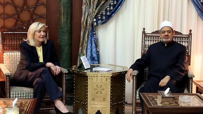 Marine Le Pen au côté de l'imam de la mosquée al-Azhar, Ahmed el-Tayeb, lors de son voyage en Égypte en 2015.