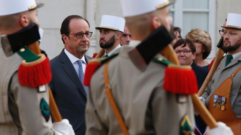 François Hollande passe en revue les troupes de la Légion étrangère durant une visite à Castelnaudary.