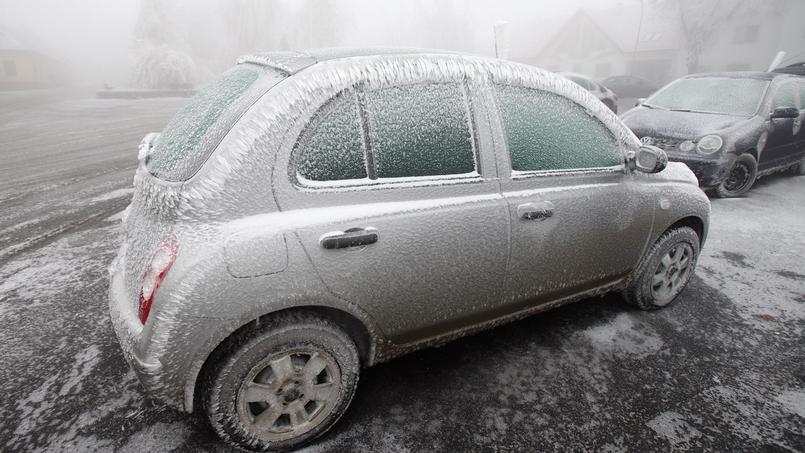 Gros sel, vinaigre, alcool à brûler... il existe plein d'astuces naturelles et efficaces pour dégivrer rapidement son pare-brise.