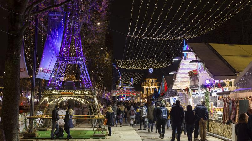 Une majortité de Français redoutent des attentats sur des sites de rassemblements festifs, comme le marché de Noël à Paris.