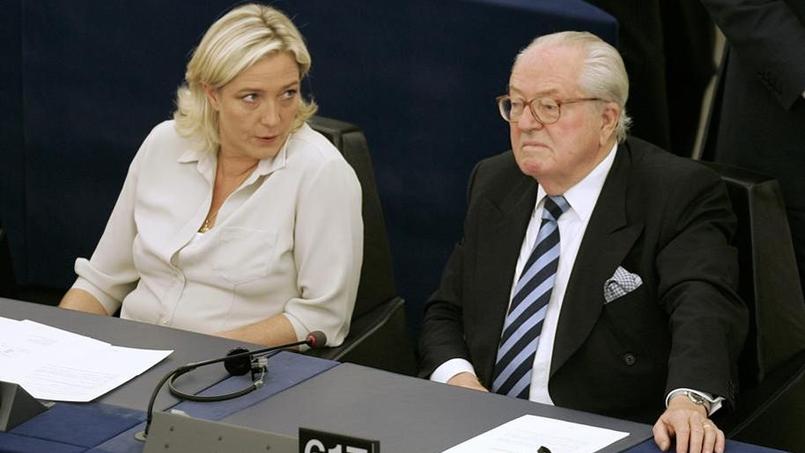 Si Jean-Marie Le Pen et sa fille ne s'adressent plus la parole, le père va néanmoins financer la campagne présidentielle de cette dernière. Ici en 2009 à Strasbourg.