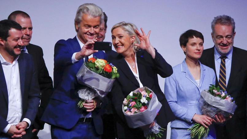 Geert Wilders, chef du parti de la Liberté (Pays-bas) et Marine Le Pen prennent un selfie à la réunion de Coblence.