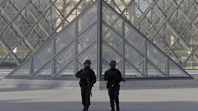 Attentat au Louvre ? Irruption d'un homme armé d'un couteau, neutralisé Attentat au Louvre ? Irruption d'un homme armé d'un couteau, neutralisé