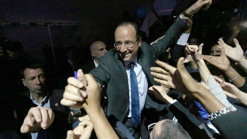 Le candidat François Hollande acclamé à Aulnay-sous-Bois lors d'un meeting le 7 avril 2012.