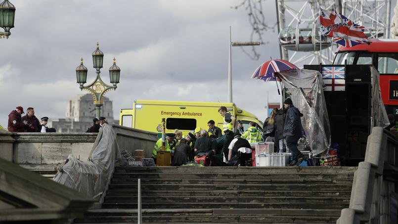 Des ambulanciers prodiguent les premiers soins à des blessés sur le pont de Westminster.
