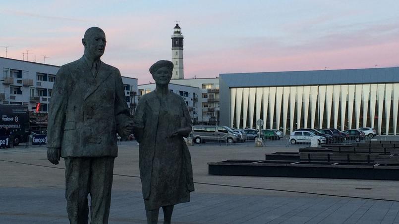 Statue du général de Gaulle et de sa femme, à Calais (Pas-de-Calais)