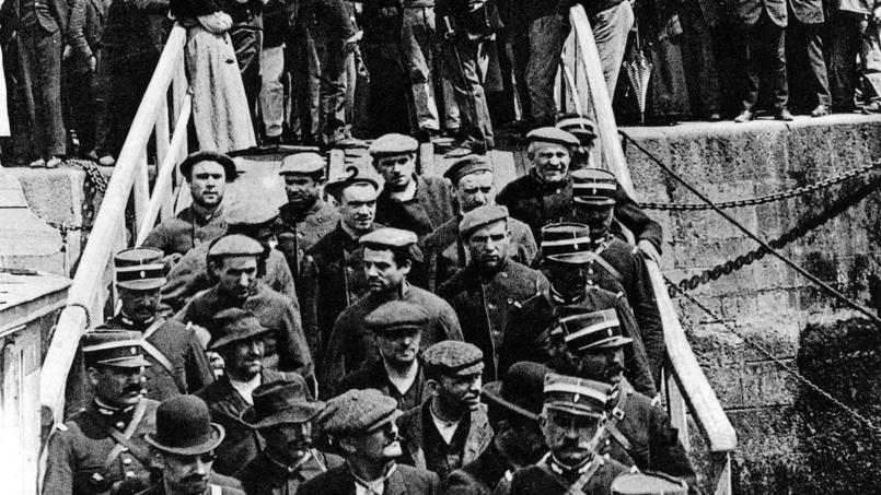 Départ pour le bagne de la Bande à Bonnot en 1913. Depuis La Rochelle, ils rejoignent les Iles du Salut situées en face de Kourou en Guyane.