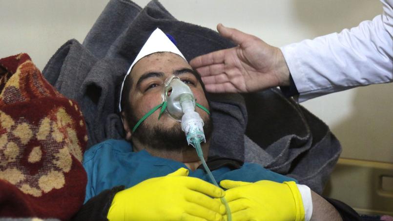 Un homme reçoit un traitement après l'attaque de ce mardi à Khan Cheikhoun.