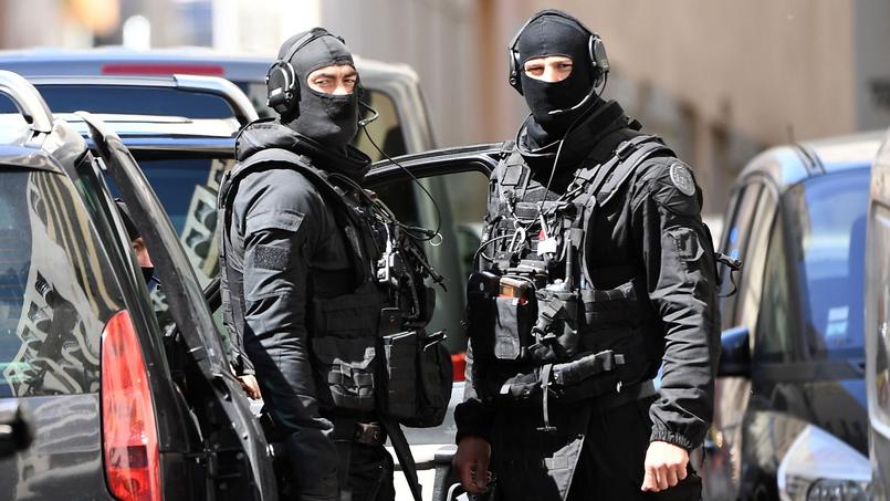 La DGSI et le Raid ont interpellé mardi à Marseille deux hommes dans le cadre d'une enquête ouverte le 12 avril par le parquet de Paris pour association de malfaiteurs terroriste criminelle et infraction à la législation sur les armes en relation
