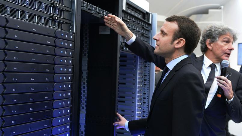 Emmanuel Macron découvre le Supercalculateur Bull sequana Macron, en avril dernier