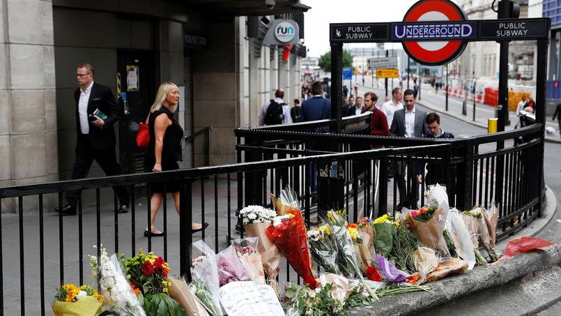 Les hommages des londonniens se multiplient sur les lieux de l'attentat.