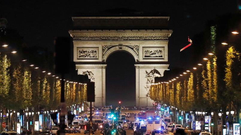 La police bloquant les Champs-Elysées, le soir du 20 avril, après l'attaque.