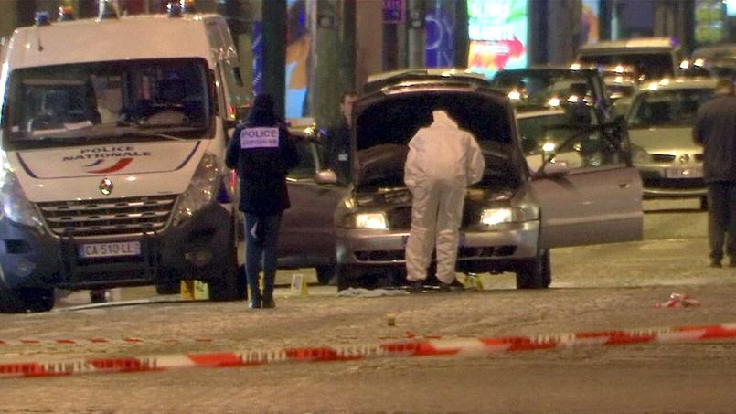 La police lançait les investigations, au lendemain de l'attaque sur les Champs-Elysées le 20 avril 2017.