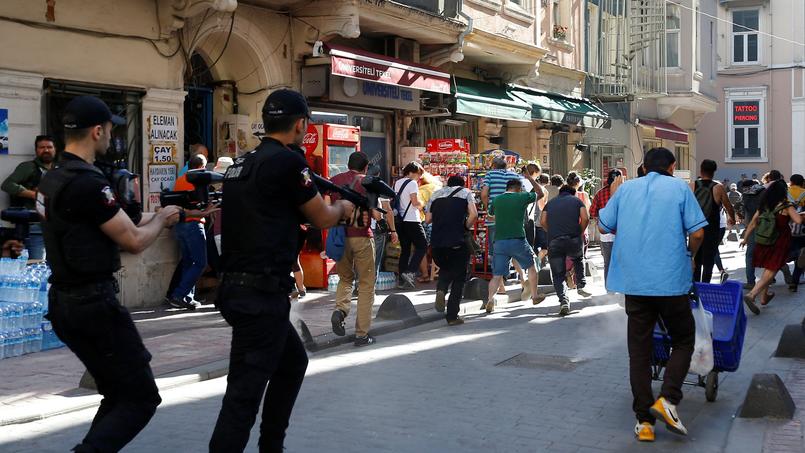 La police anti-émeute fait usage de balles en caoutchouc pour disperser les manifestants venus participer à la Gay Pride