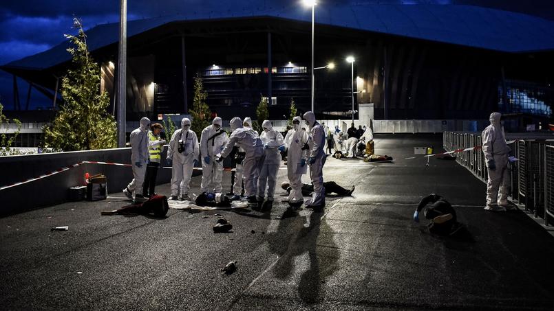 La police scientifique prend part à un exercice de simulation d'attaque suicide devant le stade de l'Olympique Lyonnais, en mai 2016, en préparation de l'Euro de football.