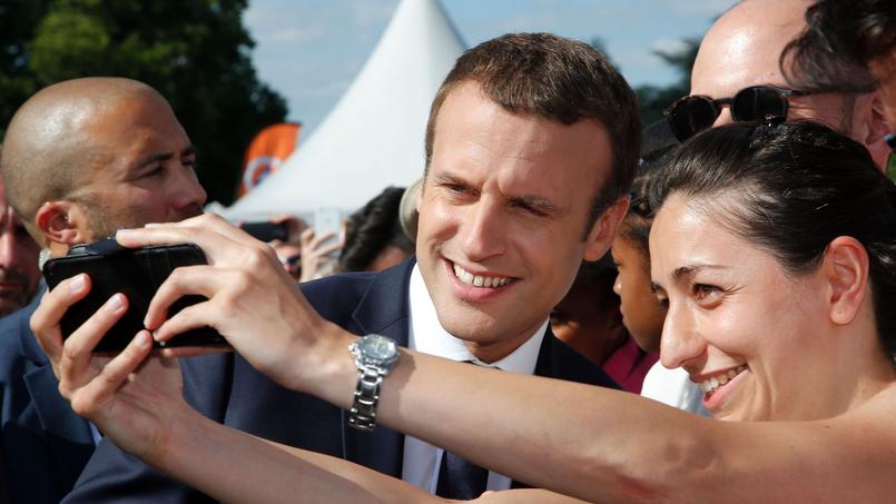 Le président Emmanuel Macron s'offrant un bain de foule le week-end dernier lors des animations de promotion de la candidature de Paris pour les JO 2024.