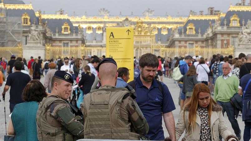 Des soldats français à l'entrée du château de Versailles, le 12 août 2016.