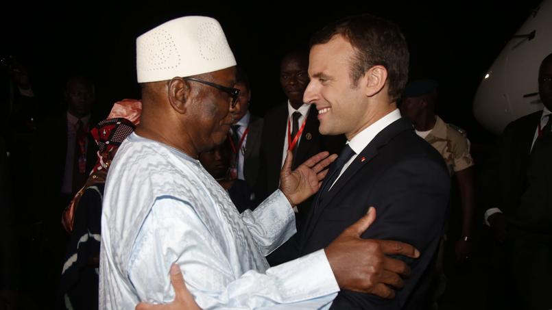 Emmanuel Macron salue le président malien Ibrahim Boubacar Keita à son arrivée au Mali, dans la nuit de samedi à dimanche.