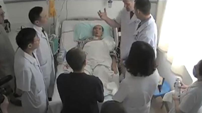 Les médias officiels chinois ont diffusé en ligne une vidéo montrant le médecin allemand Markus Buchler affirmant à son homologue chinois «que nous ne pourrions faire mieux en Allemagne». La publication de ce document a déclenché en retour la colère de Berlin.