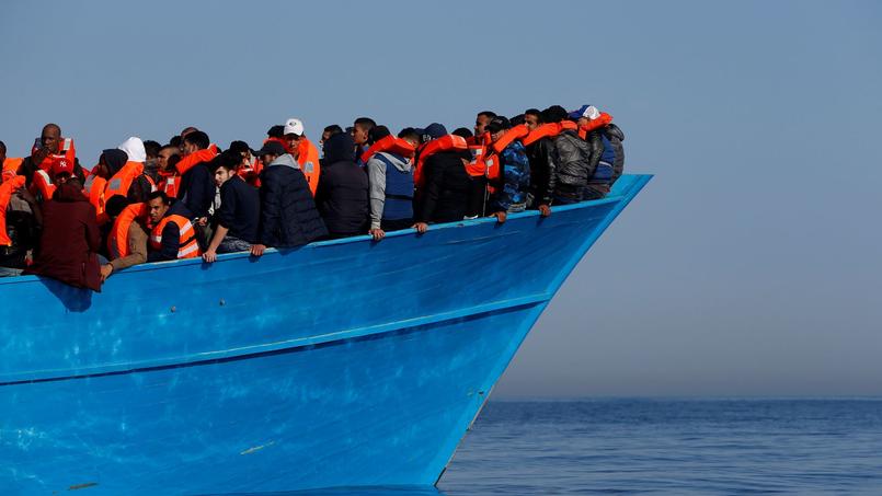 Des migrants attendent d'être secourus par des bateaux d'ONG, en avril 2017 au large de la côte de Sabratha en Libye.