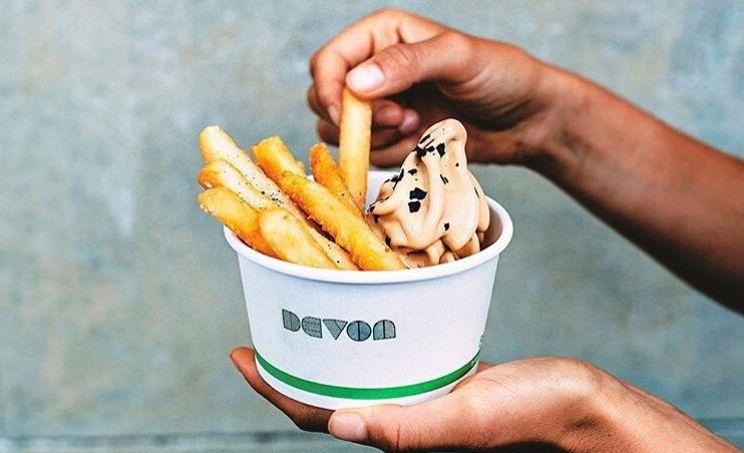 Le Devon Café, situé à Sydney en Australie, propose de la glace avec des frites.