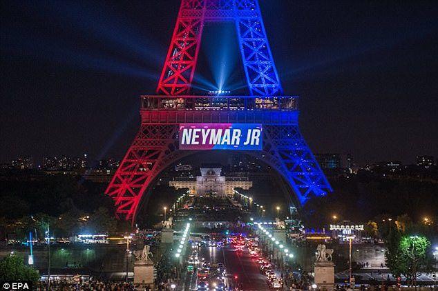 La Tour Eiffel souhaite la bienvenue à Neymar, des parlementaires s'indignent
