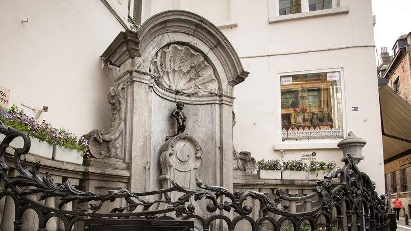 À Bruxelles, le Manneken-Pis trop fort arrose les passants À Bruxelles, le Manneken-Pis trop fort arrose les passants