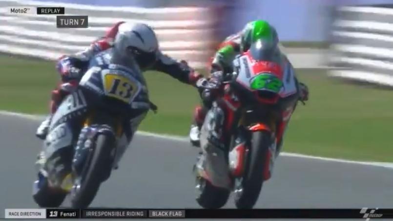 Le geste incroyablement dangereux d'un pilote en plein course — Moto GP Le geste incroyablement dangereux d'un pilote en plein course — Moto GP