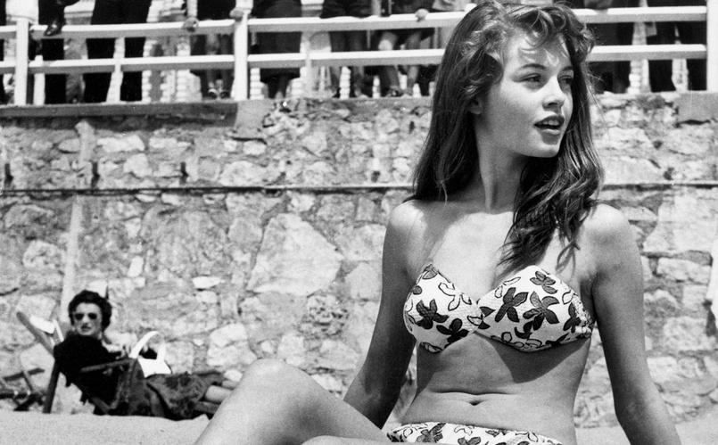 Brigitte Bardot, 18 ans, sur la plage lors du festival de Cannes en 1953.
