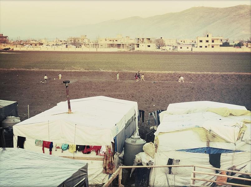 Les réfugiés syriens vivent dans des «informal settlments», des cabanes faites de nylon, de carton et de plastique. Ils n'ont pas le droit de construire en dur. Crédit: Sandra Conan.
