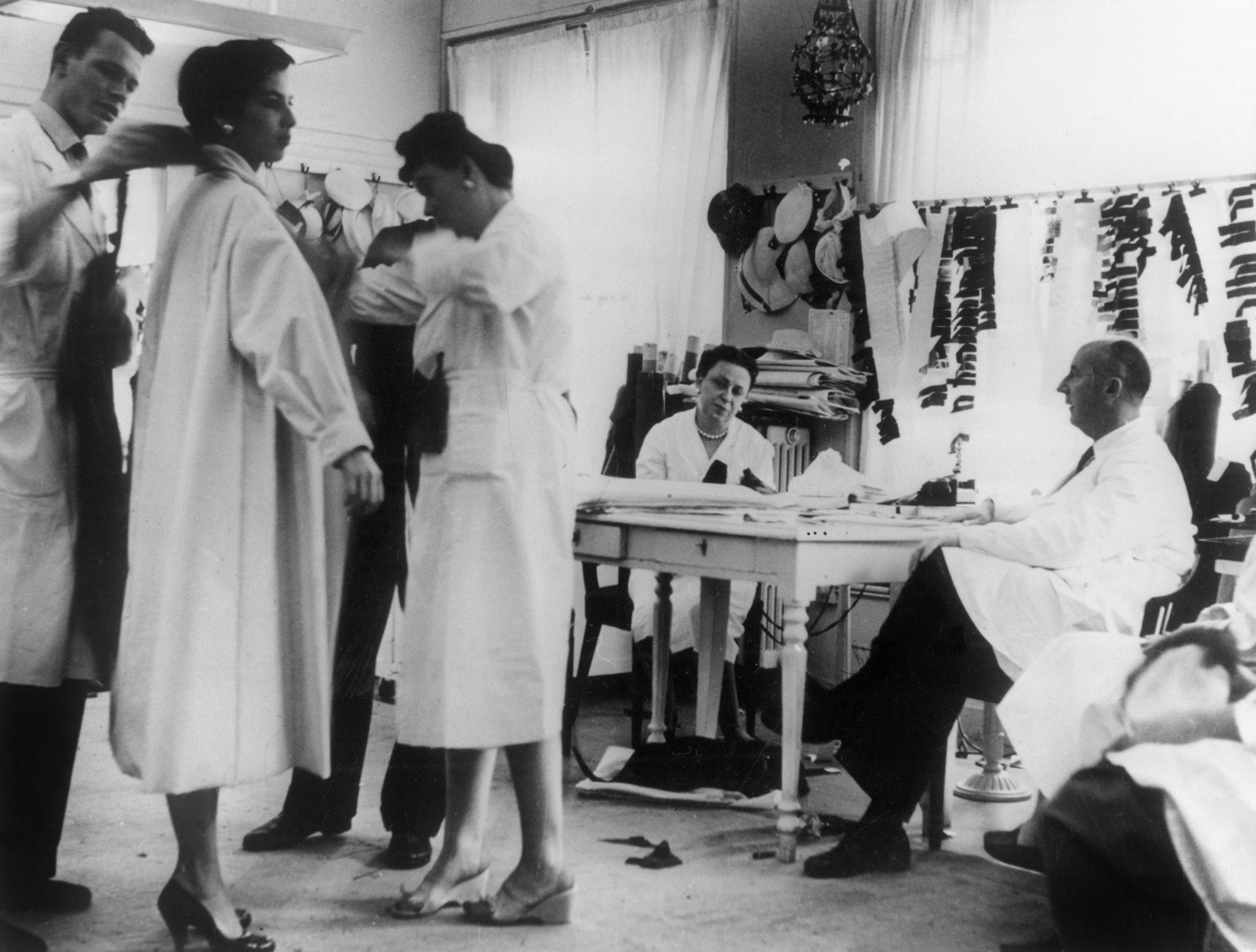 1947 Le New Look De Christian Dior Révolutionne La Mode