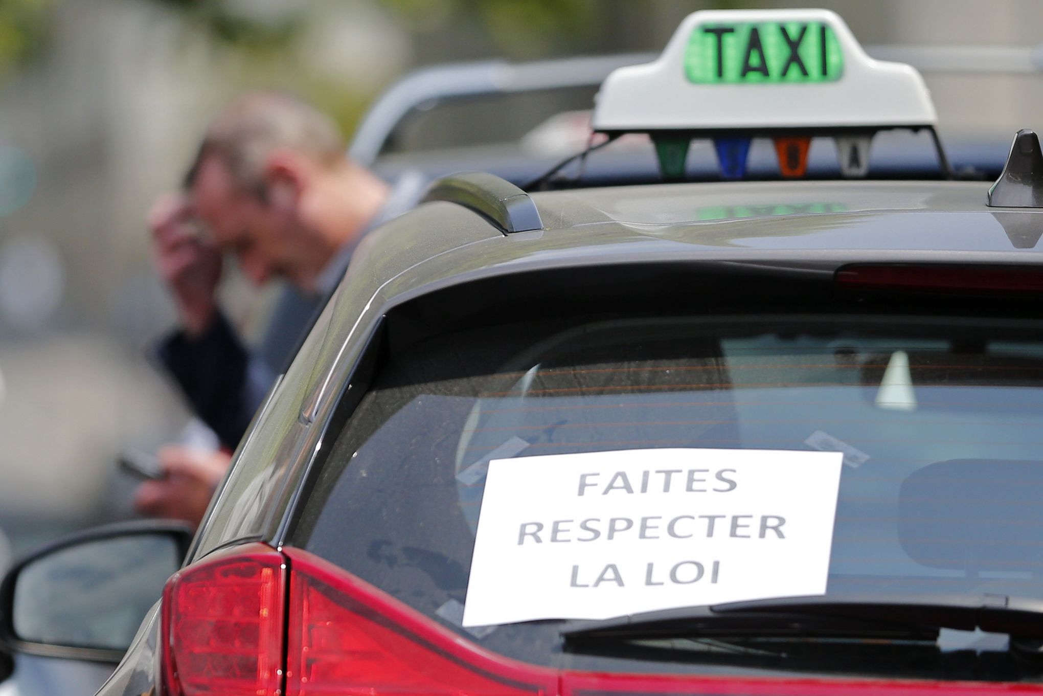 À Paris Les Chauffeurs De Taxis Font La Chasse Aux Uberpop 0493