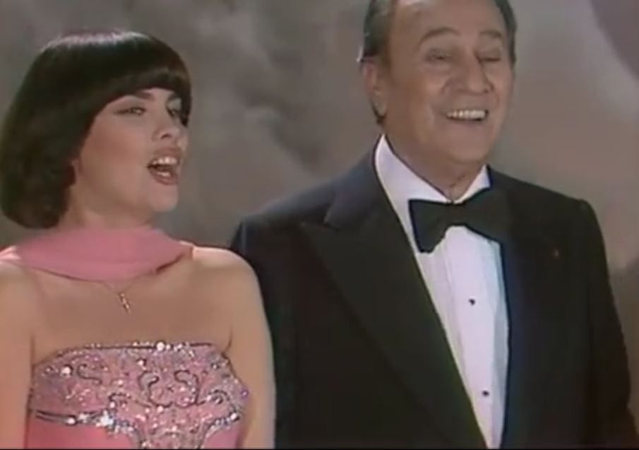 Comment S'appelle Le Compagnon De Mireille Mathieu Mireille Mathieu fait renaître son duo avec Tino Rossi sur Petit Papa Noël