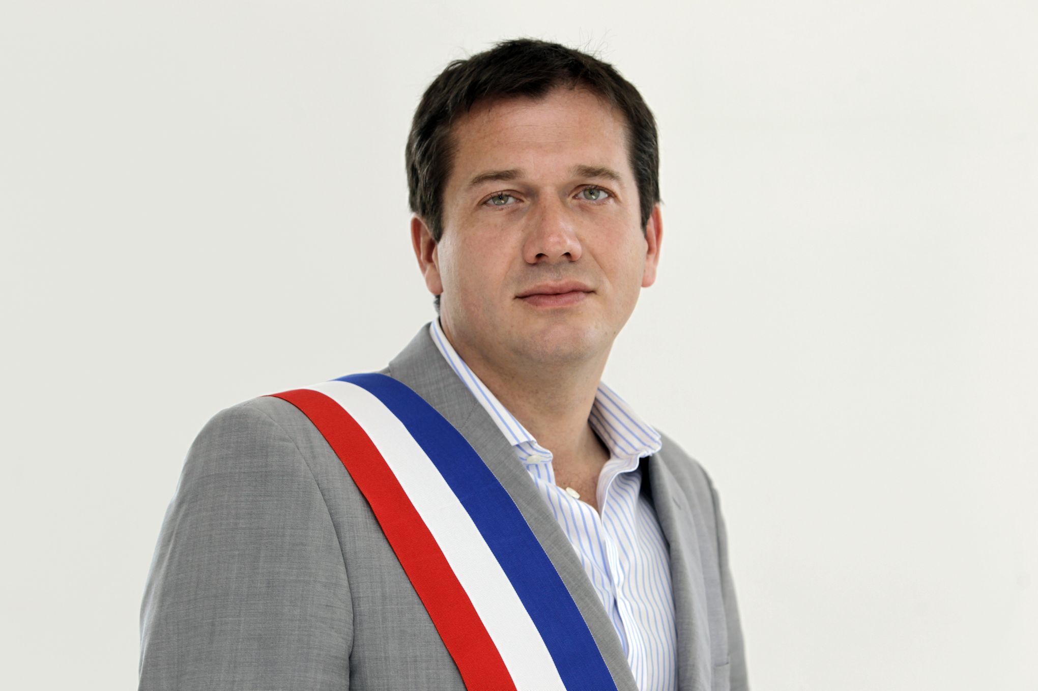 quel chanteur est maire de sa commune