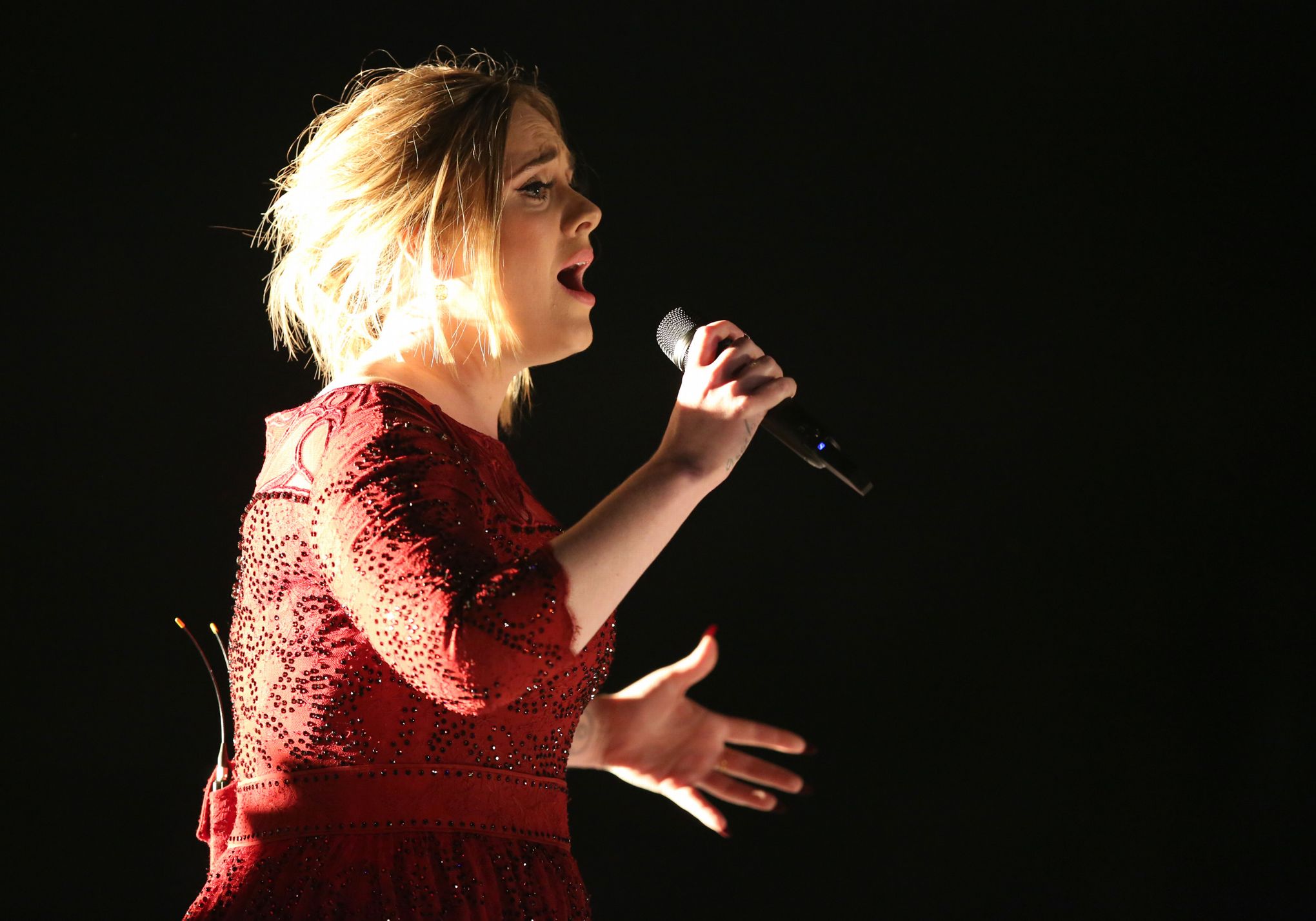Adele parle plus qu'elle ne chante à Paris-Bercy