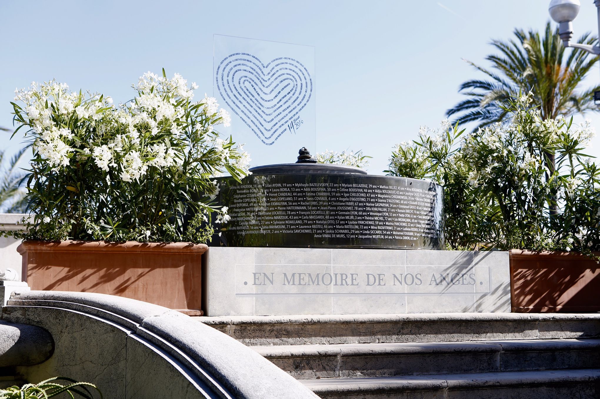 Attentat De Nice: Un Monument Temporaire à La Mémoire Des Victimes