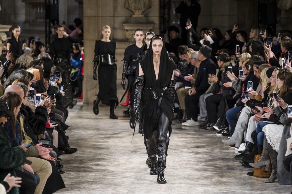 Défilé Ann Demeulemeester automne hiver 2018 2019 Prêt à porter