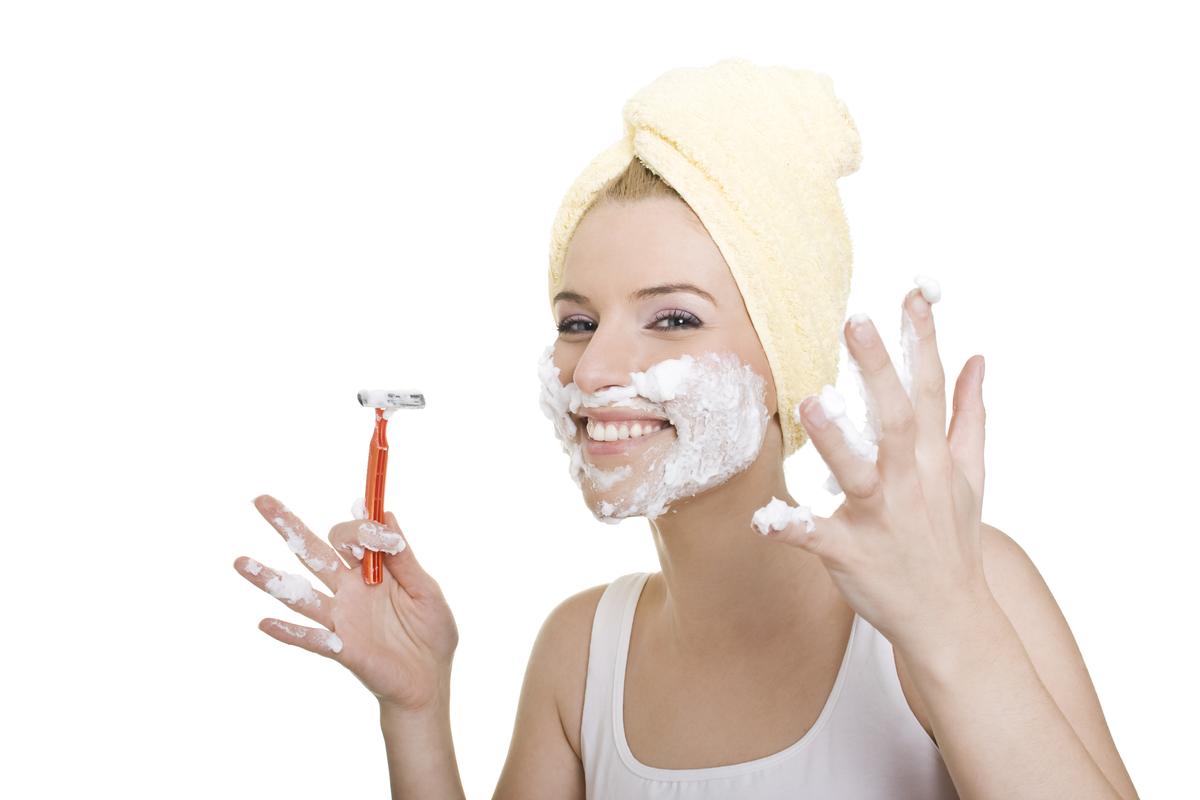 Женщина бреет лицо