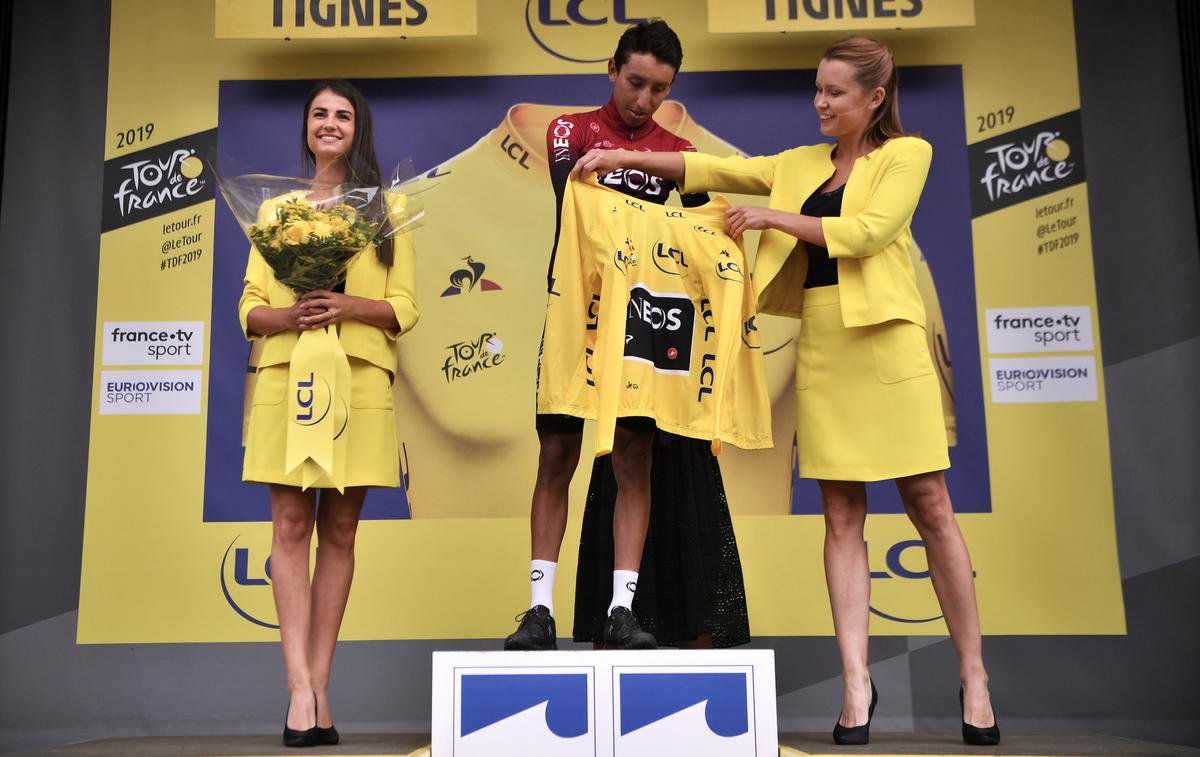 Deux hôtesses sur les podiums du Tour de France la fin dune tradition sexiste Madame Figaro