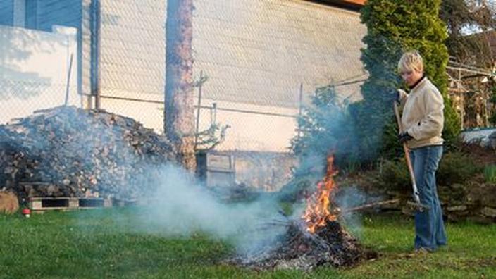 Brûler ses déchets verts dans son jardin est interdit