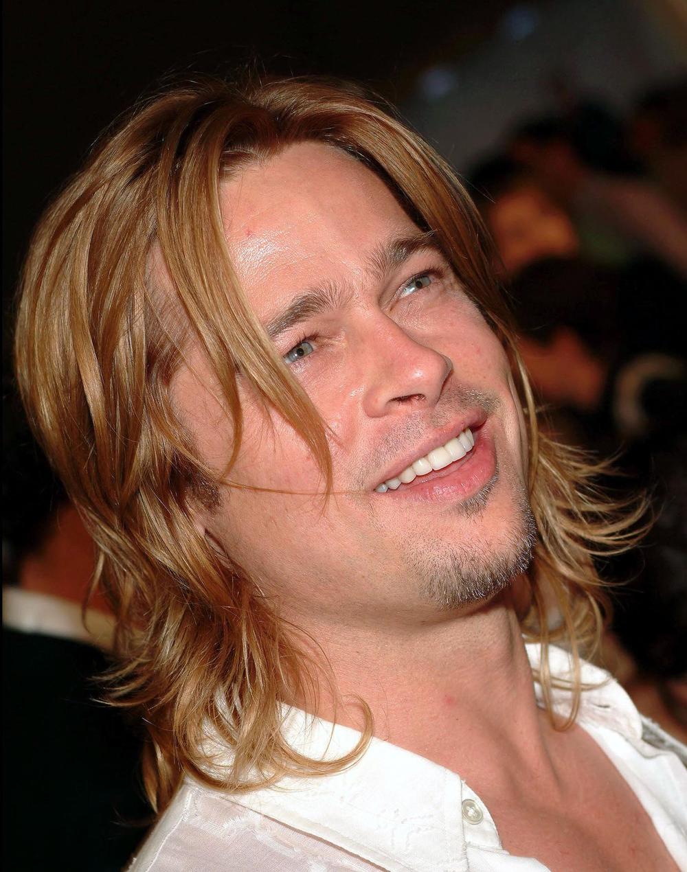 Torse nu, Brad Pitt dévoile ses nombreux tatouages dans une nouvelle bandeannonce du film F1