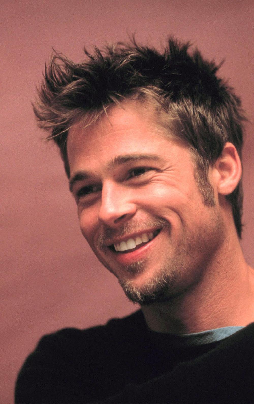 Torse nu, Brad Pitt dévoile ses nombreux tatouages dans une nouvelle bandeannonce du film F1