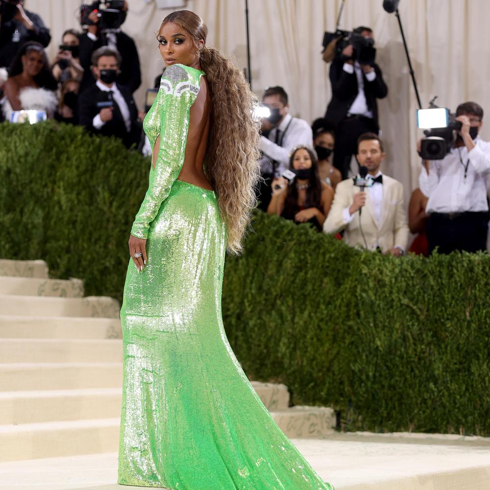 Robe cheval, masque intégral, "Tax the rich"... les tenues délirantes