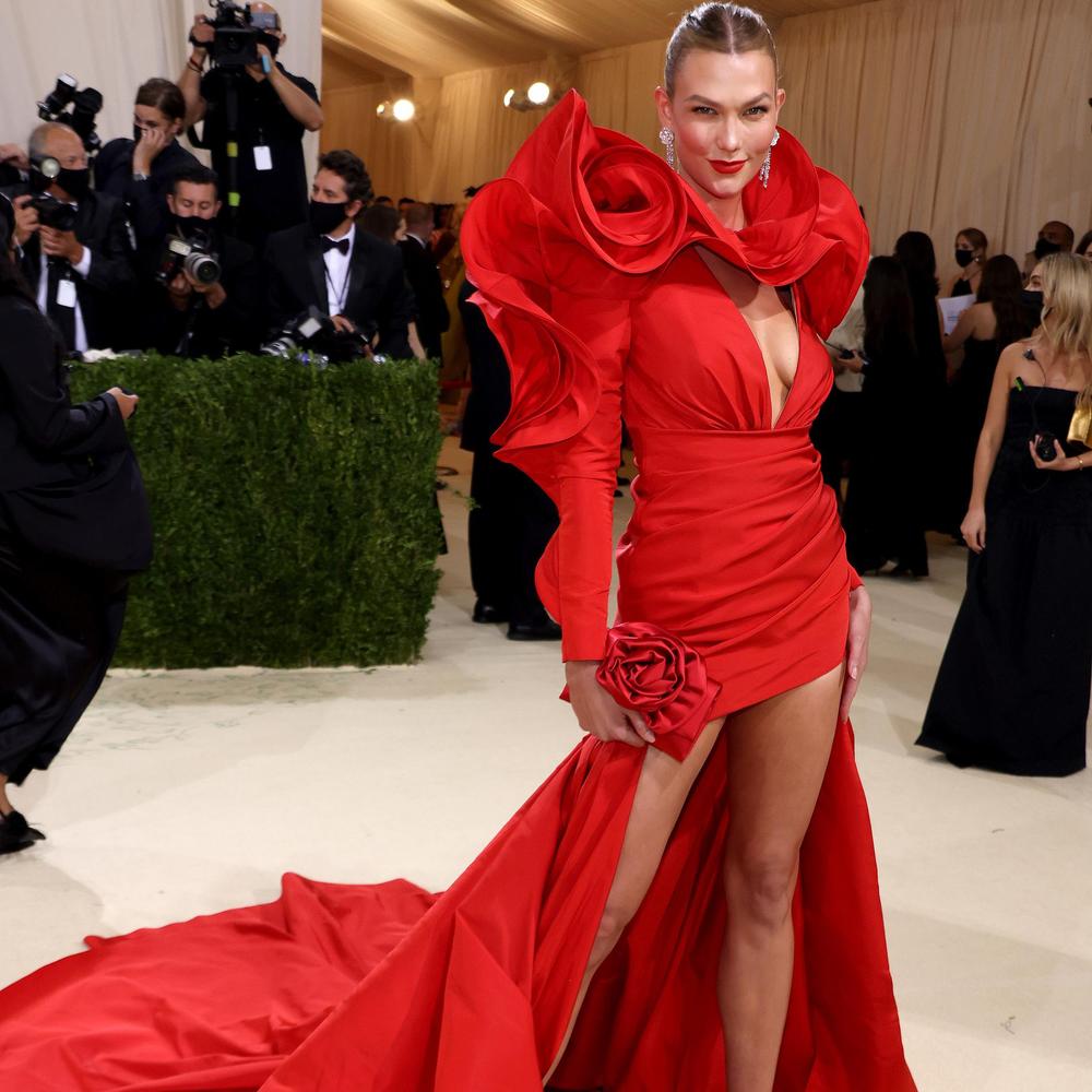 Robe cheval, masque intégral, "Tax the rich"... les tenues délirantes