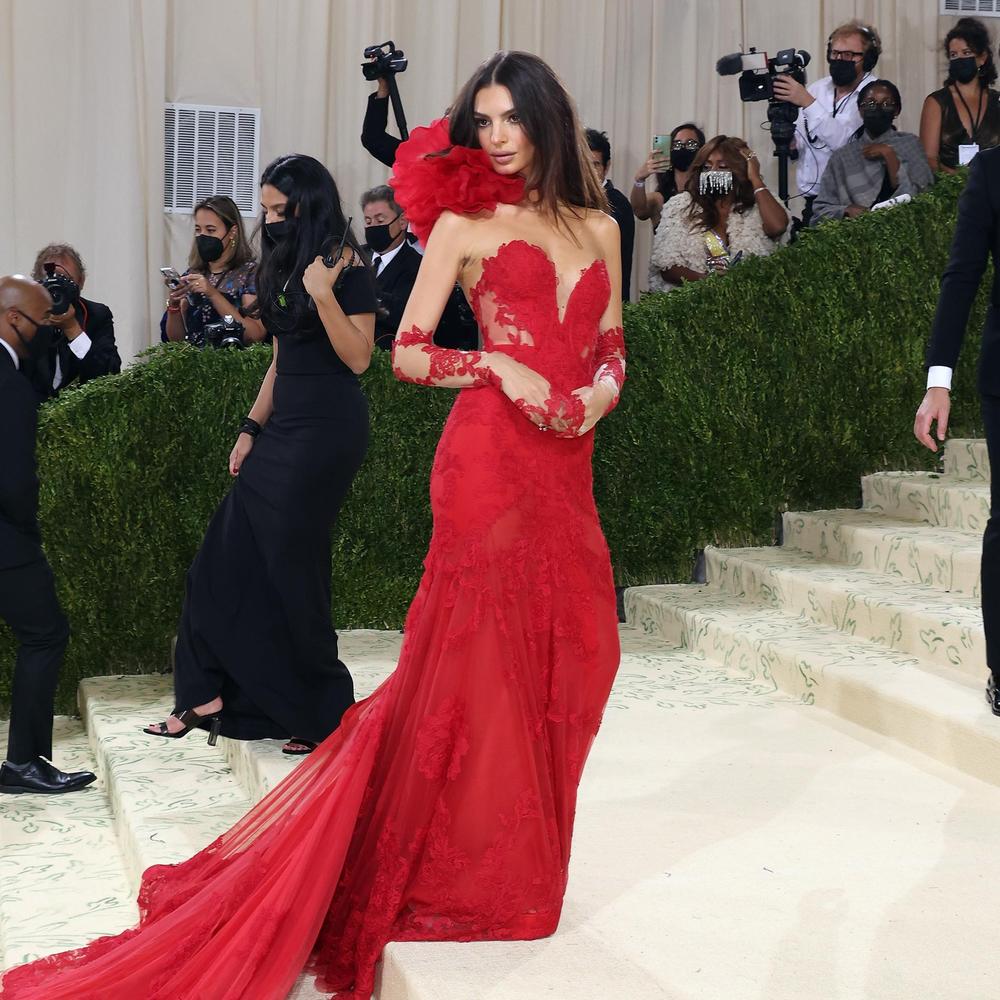 Robe cheval, masque intégral, "Tax the rich"... les tenues délirantes